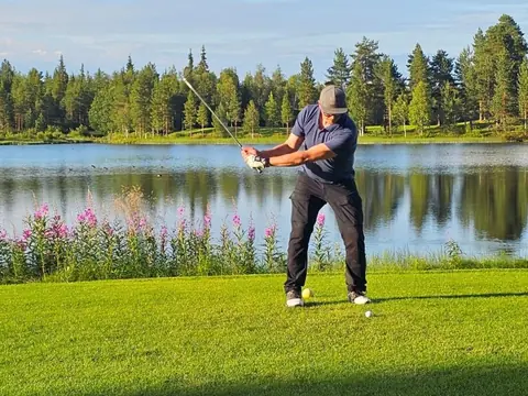 Golfer on the Levi Golf course under the midnight sun