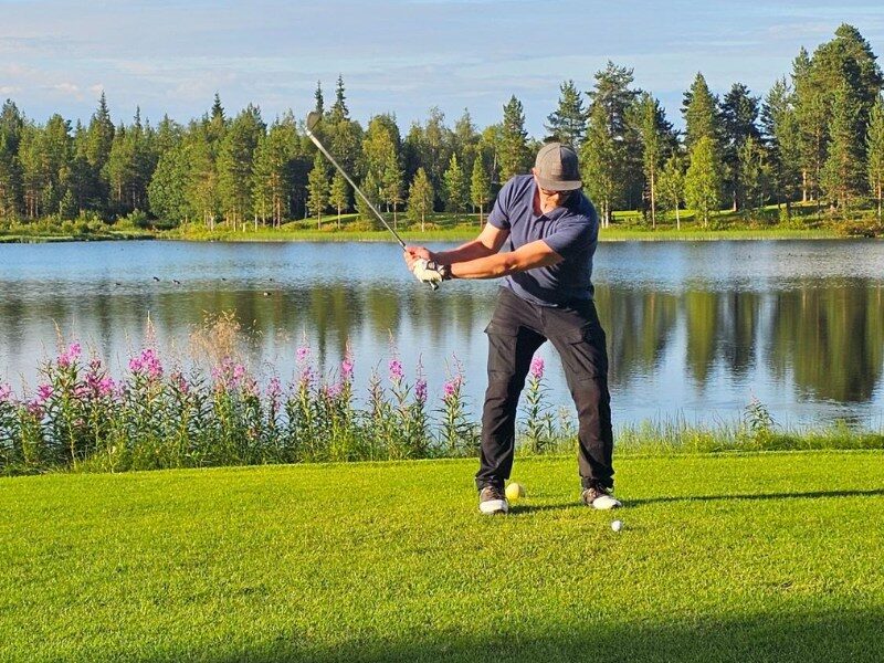 Golfer on the Levi Golf course under the midnight sun